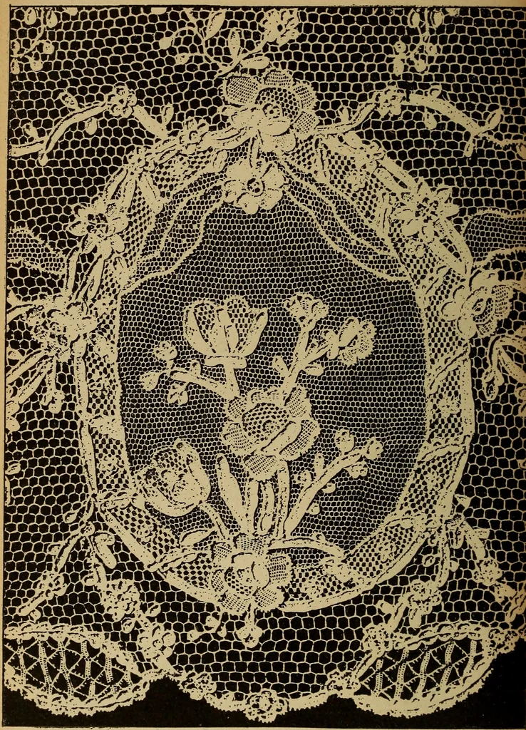 An illustration from Dentelles et guipures : anciennes et modernes, imitations ou copies. Varieté des genres et des points. 52 portraits documentaires, 249 échantillons de dentelles, collerettes, fraises, manchettes, rabats, etc., 1904, leaf 164