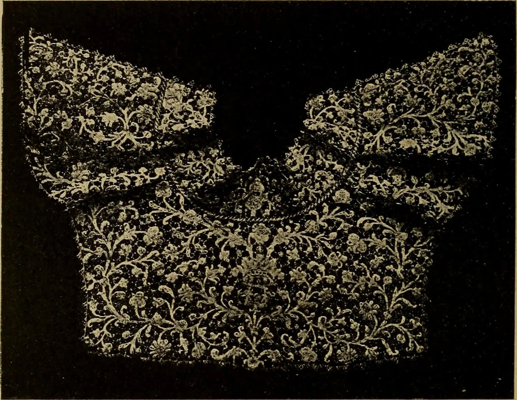 An illustration from Dentelles et guipures : anciennes et modernes, imitations ou copies. Varieté des genres et des points. 52 portraits documentaires, 249 échantillons de dentelles, collerettes, fraises, manchettes, rabats, etc., 1904, leaf 166
