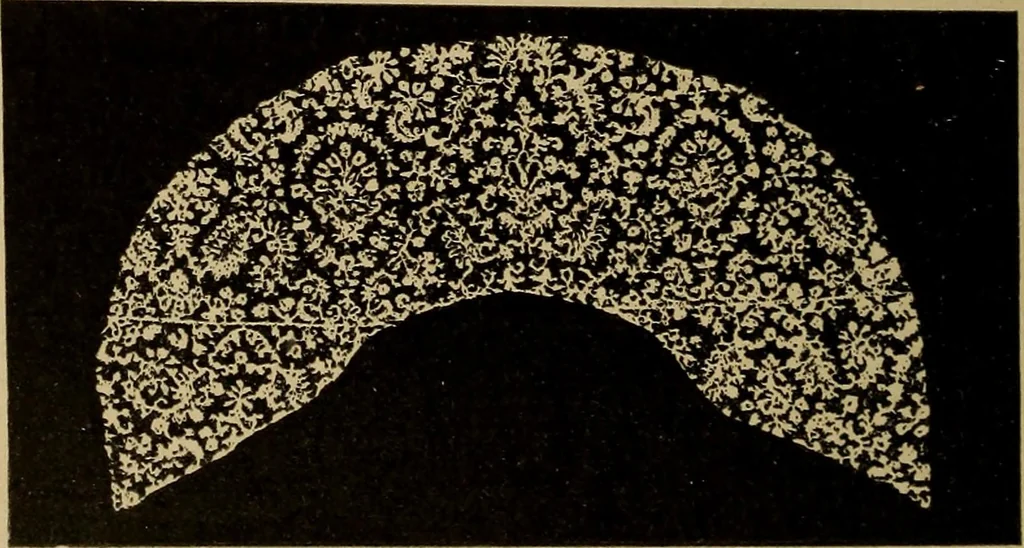 An illustration from Dentelles et guipures : anciennes et modernes, imitations ou copies. Varieté des genres et des points. 52 portraits documentaires, 249 échantillons de dentelles, collerettes, fraises, manchettes, rabats, etc., 1904, leaf 172