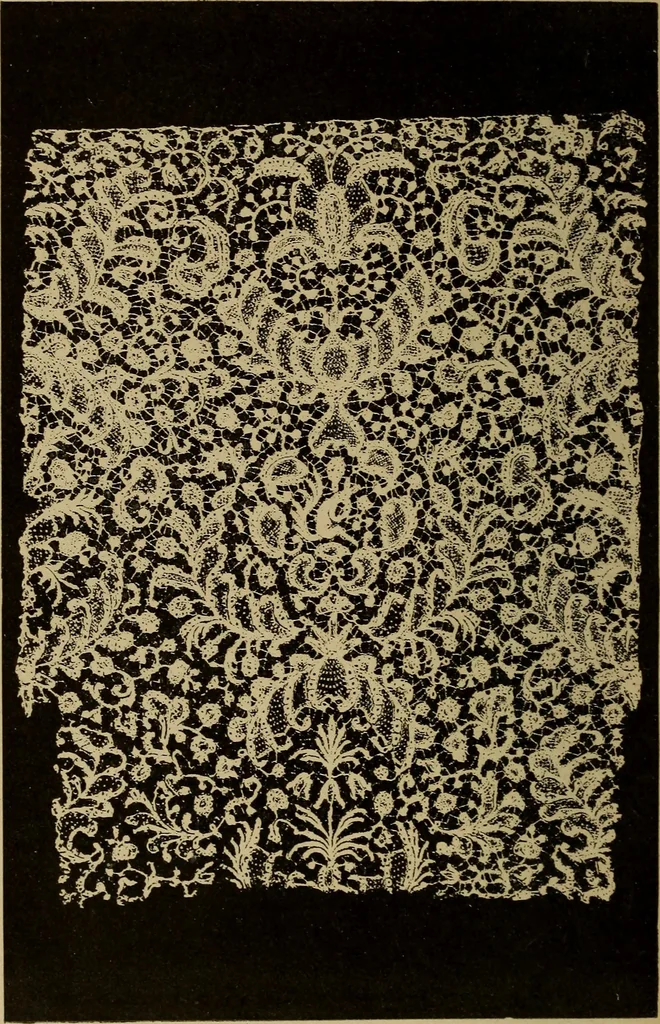 An illustration from Dentelles et guipures : anciennes et modernes, imitations ou copies. Varieté des genres et des points. 52 portraits documentaires, 249 échantillons de dentelles, collerettes, fraises, manchettes, rabats, etc., 1904, leaf 174