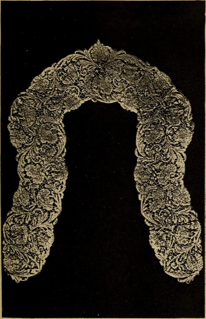 An illustration from Dentelles et guipures : anciennes et modernes, imitations ou copies. Varieté des genres et des points. 52 portraits documentaires, 249 échantillons de dentelles, collerettes, fraises, manchettes, rabats, etc., 1904, leaf 183