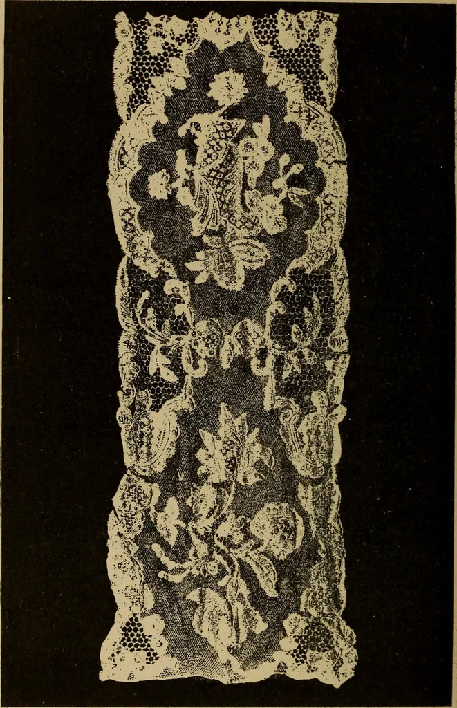 An illustration from Dentelles et guipures : anciennes et modernes, imitations ou copies. Varieté des genres et des points. 52 portraits documentaires, 249 échantillons de dentelles, collerettes, fraises, manchettes, rabats, etc., 1904, leaf 190
