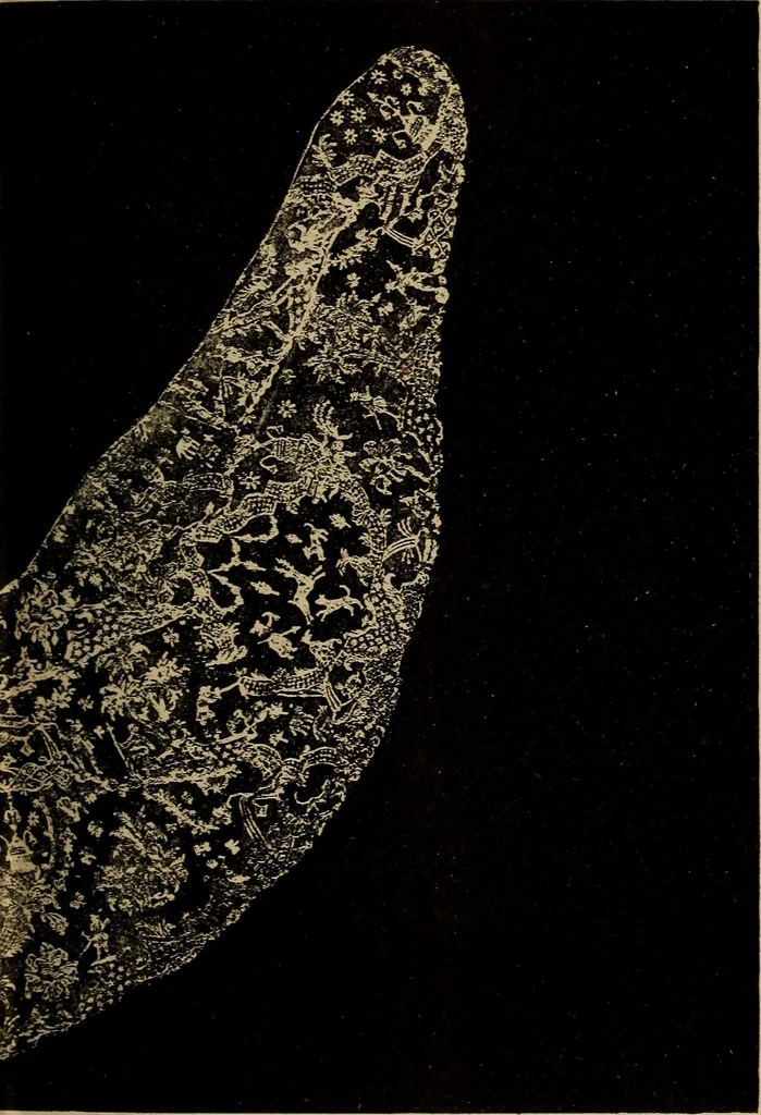 An illustration from Dentelles et guipures : anciennes et modernes, imitations ou copies. Varieté des genres et des points. 52 portraits documentaires, 249 échantillons de dentelles, collerettes, fraises, manchettes, rabats, etc., 1904, leaf 197