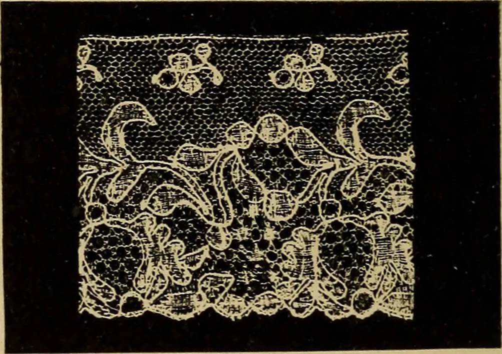 An illustration from Dentelles et guipures : anciennes et modernes, imitations ou copies. Varieté des genres et des points. 52 portraits documentaires, 249 échantillons de dentelles, collerettes, fraises, manchettes, rabats, etc., 1904, leaf 212