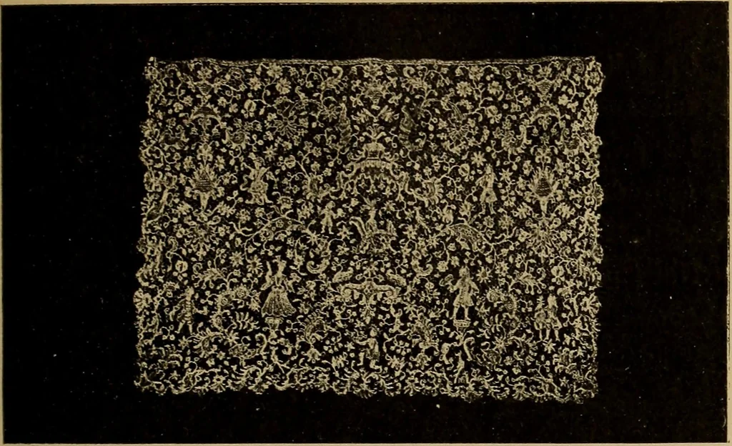 An illustration from Dentelles et guipures : anciennes et modernes, imitations ou copies. Varieté des genres et des points. 52 portraits documentaires, 249 échantillons de dentelles, collerettes, fraises, manchettes, rabats, etc., 1904, leaf 225