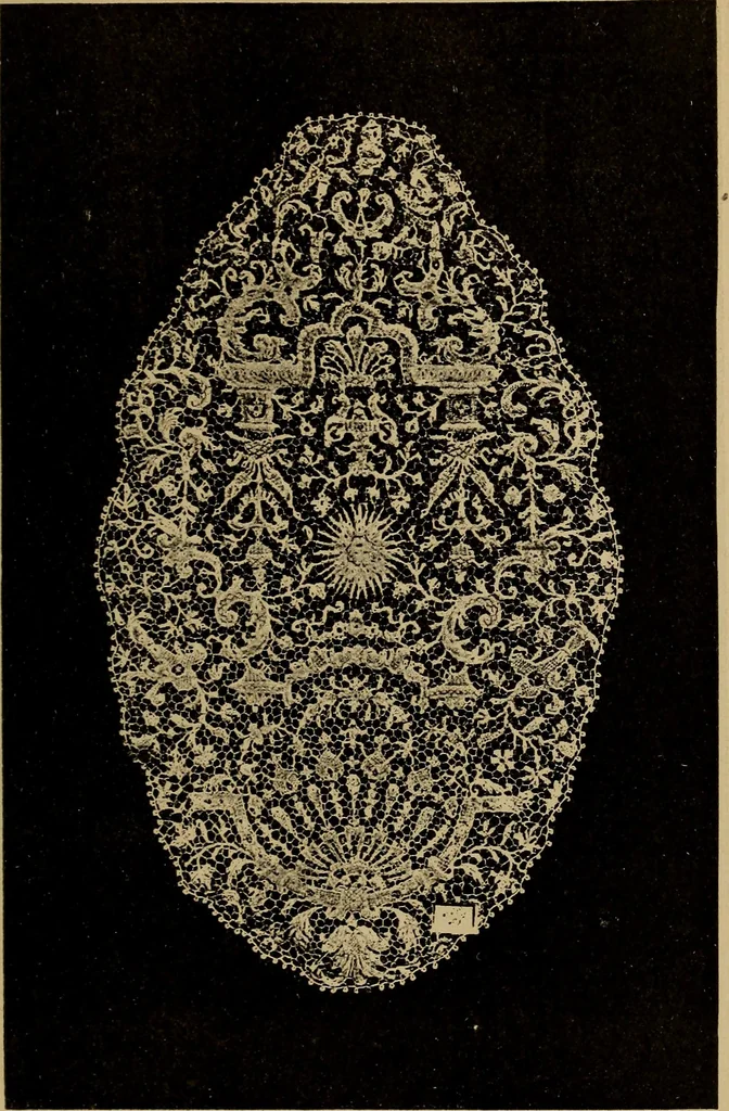 An illustration from Dentelles et guipures : anciennes et modernes, imitations ou copies. Varieté des genres et des points. 52 portraits documentaires, 249 échantillons de dentelles, collerettes, fraises, manchettes, rabats, etc., 1904, leaf 267
