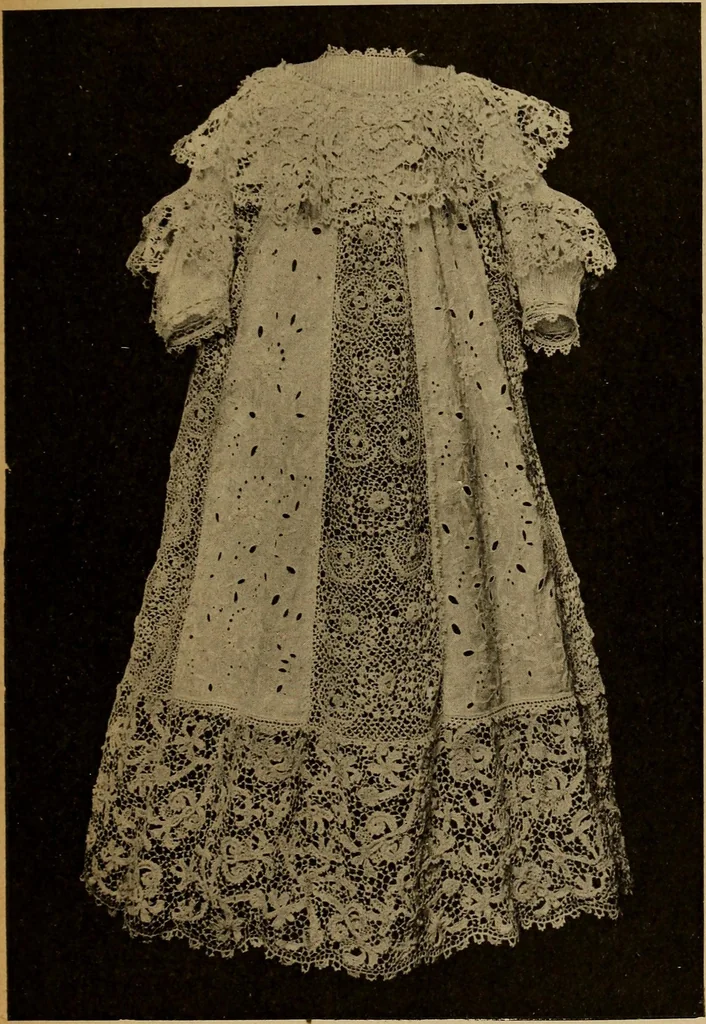 An illustration from Dentelles et guipures : anciennes et modernes, imitations ou copies. Varieté des genres et des points. 52 portraits documentaires, 249 échantillons de dentelles, collerettes, fraises, manchettes, rabats, etc., 1904, leaf 325
