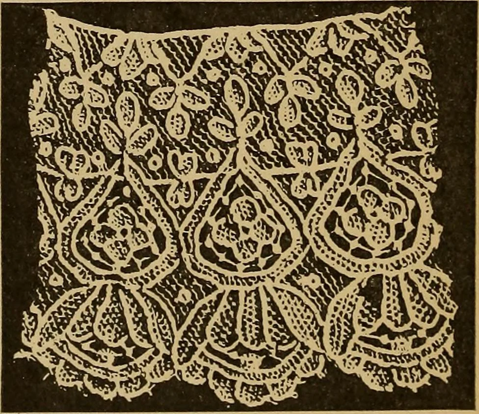 An illustration from Dentelles et guipures : anciennes et modernes, imitations ou copies. Varieté des genres et des points. 52 portraits documentaires, 249 échantillons de dentelles, collerettes, fraises, manchettes, rabats, etc., 1904, leaf 332