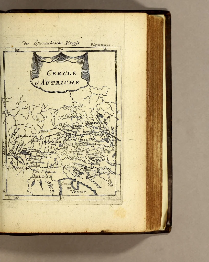 An illustration from Description de l'univers, : contenant les differents systemes du monde, les cartes generales & particulieres de la geographie ancienne & moderne : les plans & les profils des principales villes & des autres lieux plus considerables de la terre; avec les portraits des souverains qui y commandent, leurs blasons, titres & livrées : et les mœurs, religions, gouvernemens & divers habillemens de chaque nation. Dediée au roy., 1685, leaf 125