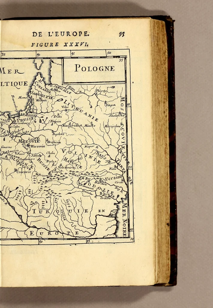An illustration from Description de l'univers, : contenant les differents systêmes du monde, les cartes generales & particulieres de la geographie ancienne & moderne : les plans & les profils des principales villes & des autres lieux plus considerables de la terre ; avec les portraits des souverains qui y commandent, leurs blasons, titres & livrées : et les mœurs, religions, gouvernemens & divers habillemens de chaque nation. Dediee au roy., 1683, leaf 113