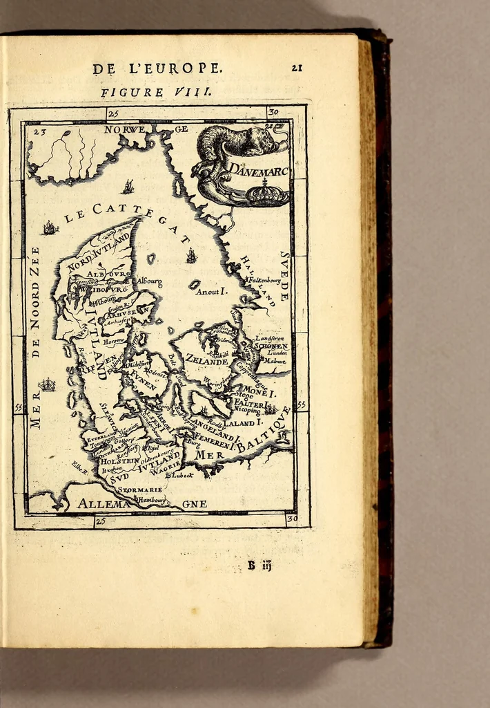 An illustration from Description de l'univers, : contenant les differents systêmes du monde, les cartes generales & particulieres de la geographie ancienne & moderne : les plans & les profils des principales villes & des autres lieux plus considerables de la terre ; avec les portraits des souverains qui y commandent, leurs blasons, titres & livrées : et les mœurs, religions, gouvernemens & divers habillemens de chaque nation. Dediee au roy., 1683, leaf 39