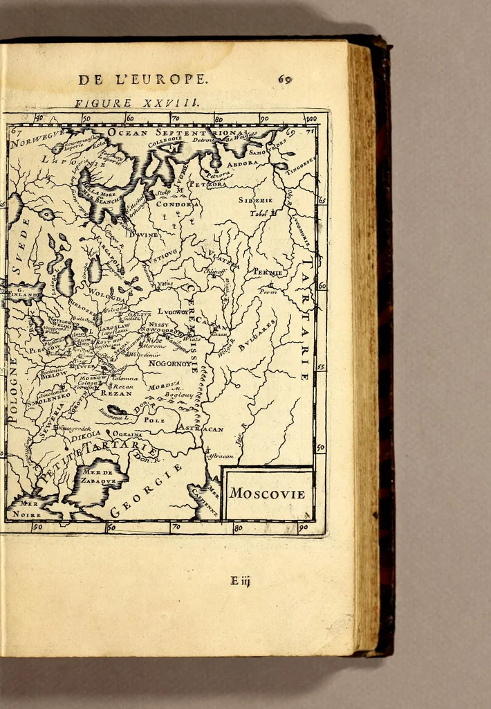 An illustration from Description de l'univers, : contenant les differents systêmes du monde, les cartes generales & particulieres de la geographie ancienne & moderne : les plans & les profils des principales villes & des autres lieux plus considerables de la terre ; avec les portraits des souverains qui y commandent, leurs blasons, titres & livrées : et les mœurs, religions, gouvernemens & divers habillemens de chaque nation. Dediee au roy., 1683, leaf 87
