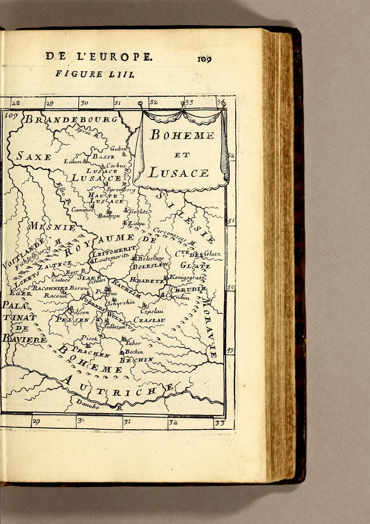 An illustration from Description de l'univers, : contenant les differents systêmes du monde, les cartes generales & particulieres de la geographie ancienne & moderne : les plans & les profils des principales villes & des autres lieux plus considerables de la terre ; avec les portraits des souverains qui y commandent, leurs blasons, titres & livrées : et les mœurs, religions, gouvernemens & divers habillemens de chaque nation. Dediee au roy., 1683, leaf 145