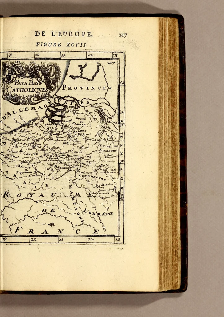 An illustration from Description de l'univers, : contenant les differents systêmes du monde, les cartes generales & particulieres de la geographie ancienne & moderne : les plans & les profils des principales villes & des autres lieux plus considerables de la terre ; avec les portraits des souverains qui y commandent, leurs blasons, titres & livrées : et les mœurs, religions, gouvernemens & divers habillemens de chaque nation. Dediee au roy., 1683, leaf 253