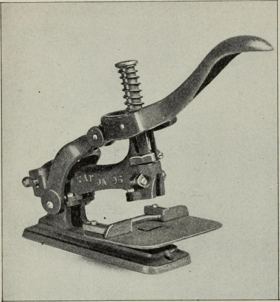 An illustration from Desk book of type specimens, borders, ornaments, brass rules and cuts : catalogue of printing machinery and printers' supplies, 1900, leaf 1085
