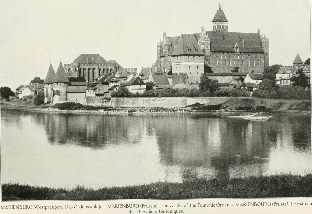 An illustration from Deutsche Baukunst des Mittelalters und der Renaissance : Old German architecture: Ancienne architecture Allemande, 1920, leaf 137