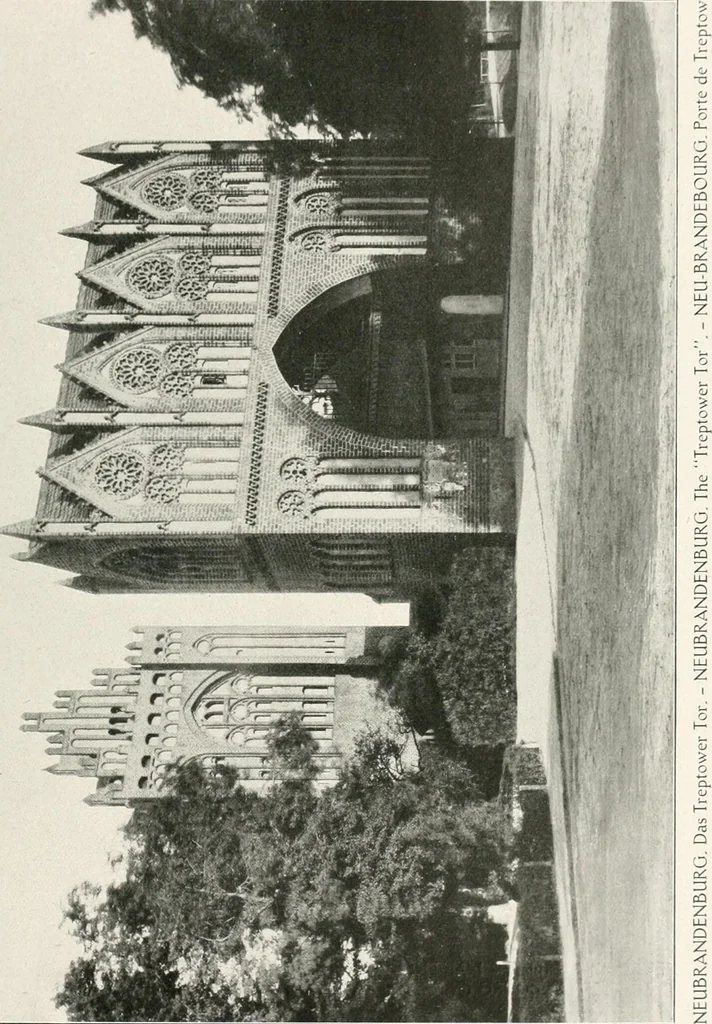 An illustration from Deutsche Baukunst des Mittelalters und der Renaissance : Old German architecture: Ancienne architecture Allemande, 1920, leaf 138