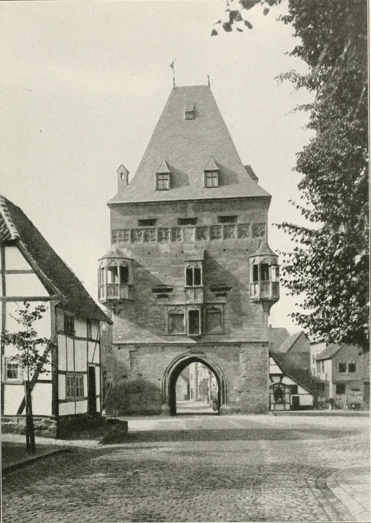 An illustration from Deutsche Baukunst des Mittelalters und der Renaissance : Old German architecture: Ancienne architecture Allemande, 1920, leaf 210