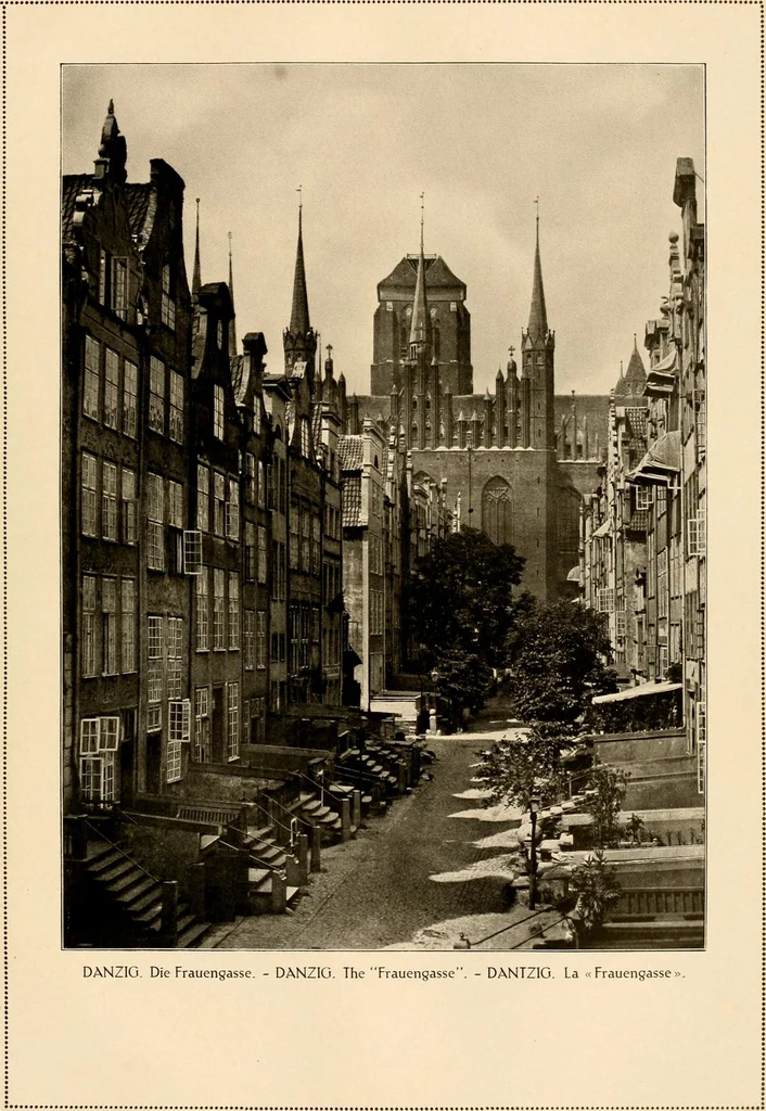 An illustration from Deutsche Baukunst des Mittelalters und der Renaissance = old German architecture, 1922, leaf 154