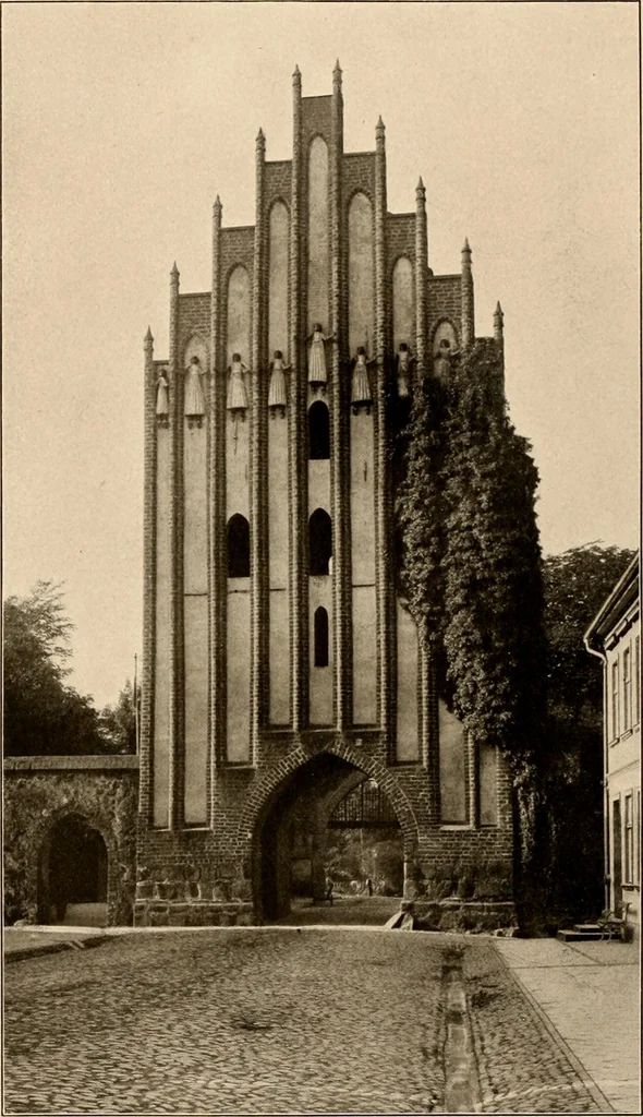 An illustration from Deutsche Baukunst des Mittelalters und der Renaissance = old German architecture, 1922, leaf 177