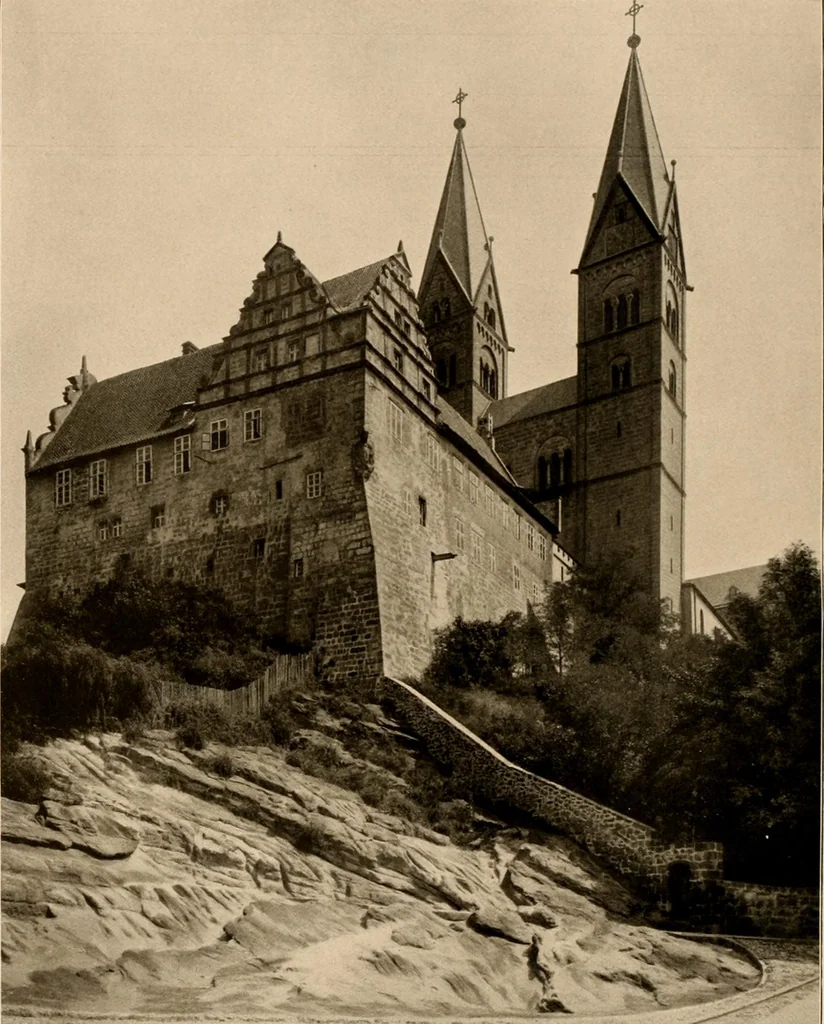 An illustration from Deutsche Baukunst des Mittelalters und der Renaissance = old German architecture, 1922, leaf 195