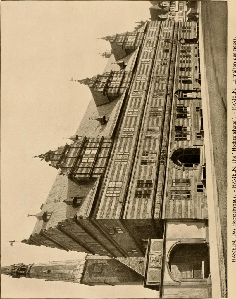 An illustration from Deutsche Baukunst des Mittelalters und der Renaissance = old German architecture, 1922, leaf 217