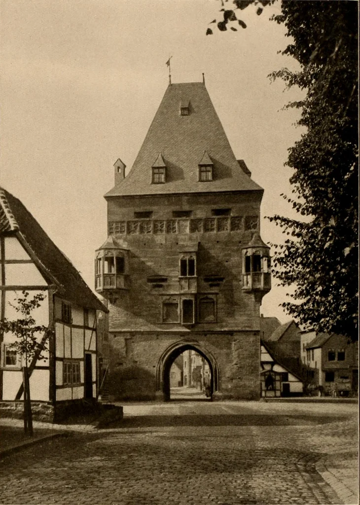 An illustration from Deutsche Baukunst des Mittelalters und der Renaissance = old German architecture, 1922, leaf 227