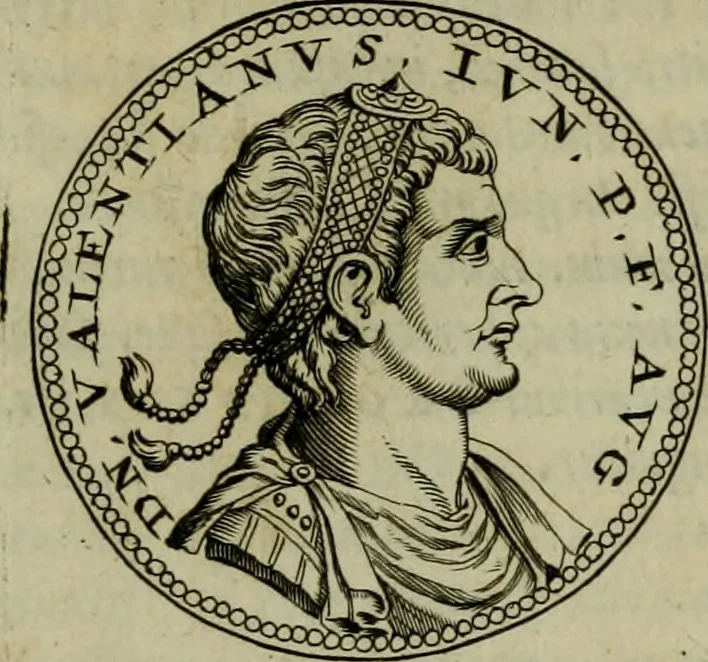 An illustration from De vita et moribus imperatorum Romanorum: excerpta ex libris Sexti Aurelii Victoris, à Caesare Augusto usque ad Theodosium imperatorem. Andreas Schottus compositis tribus M.SS. cum Vett. vulgatis emendabat; scholiis & veris iconibus ex antiquis numismatis delineatis illustrabat. Quibus accesserunt & Eliae Vineti notae, 1669, leaf 118