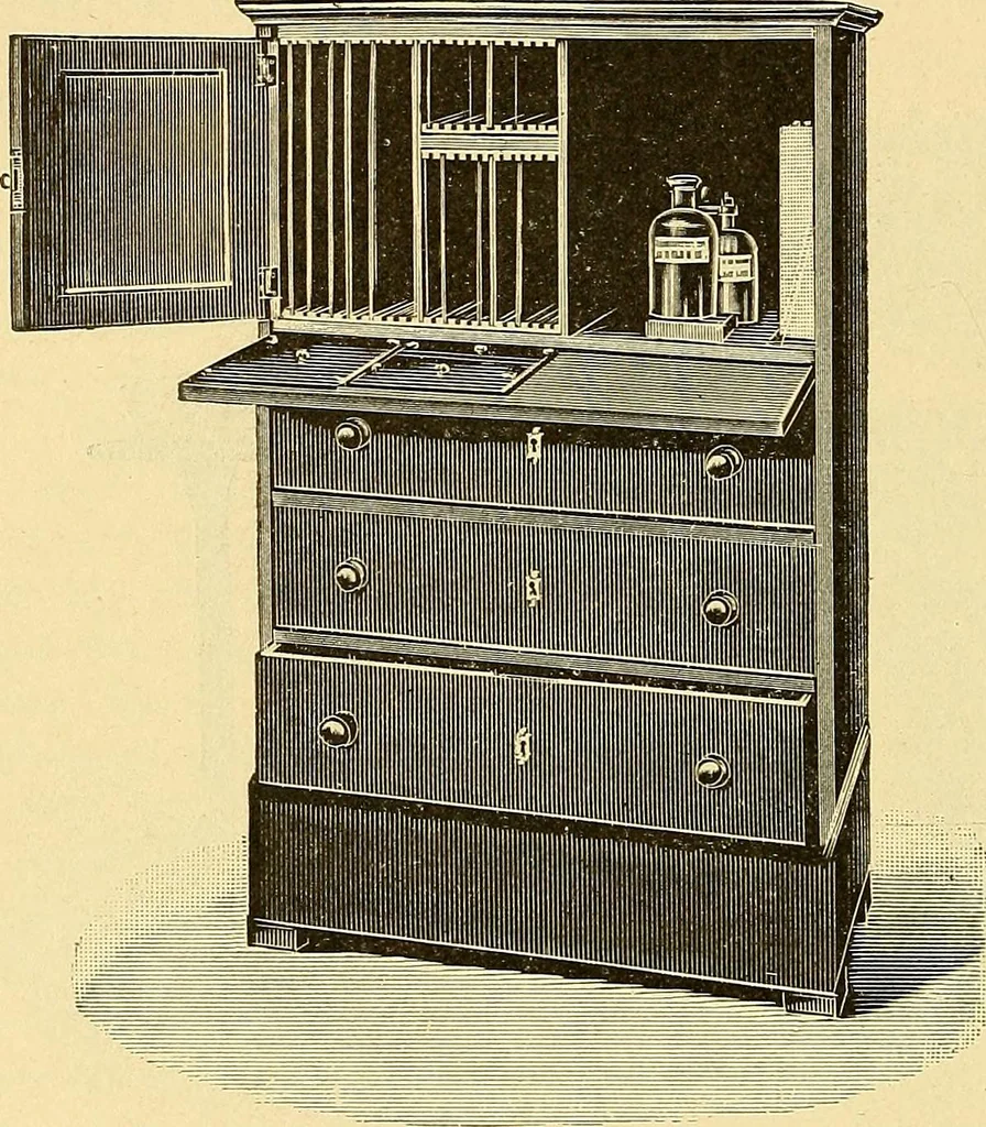 An illustration from Die Einrichtungen zur Erzeugung der Roentgenstrahlen und ihr Gebrauch : gemeinfasslich dargestellt insbesondere auch für Ärzte und Kliniken, 1899, leaf 136