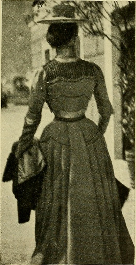 An illustration from Die Kultur des weiblichen Körpers als Grundlage der Frauenkleidung, 1902, leaf 22