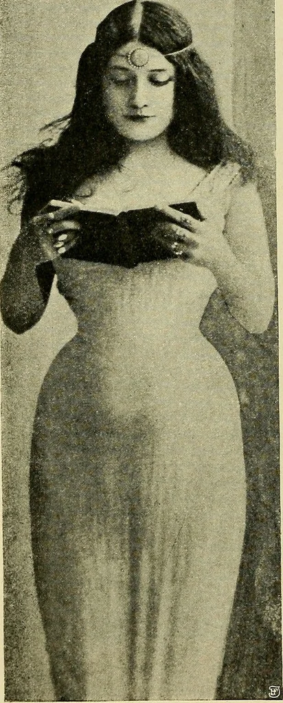 An illustration from Die Kultur des weiblichen Körpers als Grundlage der Frauenkleidung, 1902, leaf 25