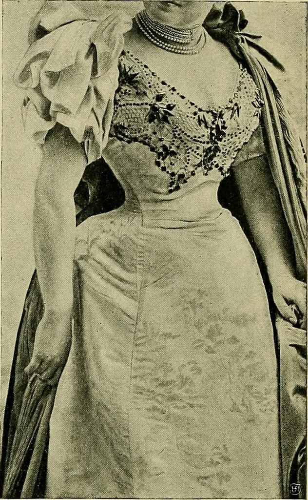 An illustration from Die Kultur des weiblichen Körpers als Grundlage der Frauenkleidung, 1902, leaf 43
