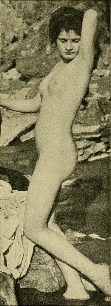 An illustration from Die Kultur des weiblichen Körpers als Grundlage der Frauenkleidung, 1902, leaf 82