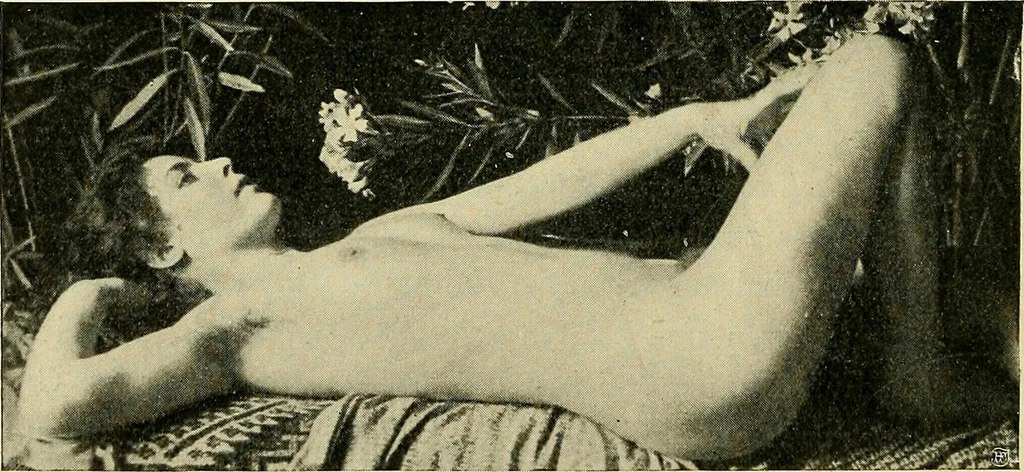 An illustration from Die Kultur des weiblichen Körpers als Grundlage der Frauenkleidung, 1902, leaf 97