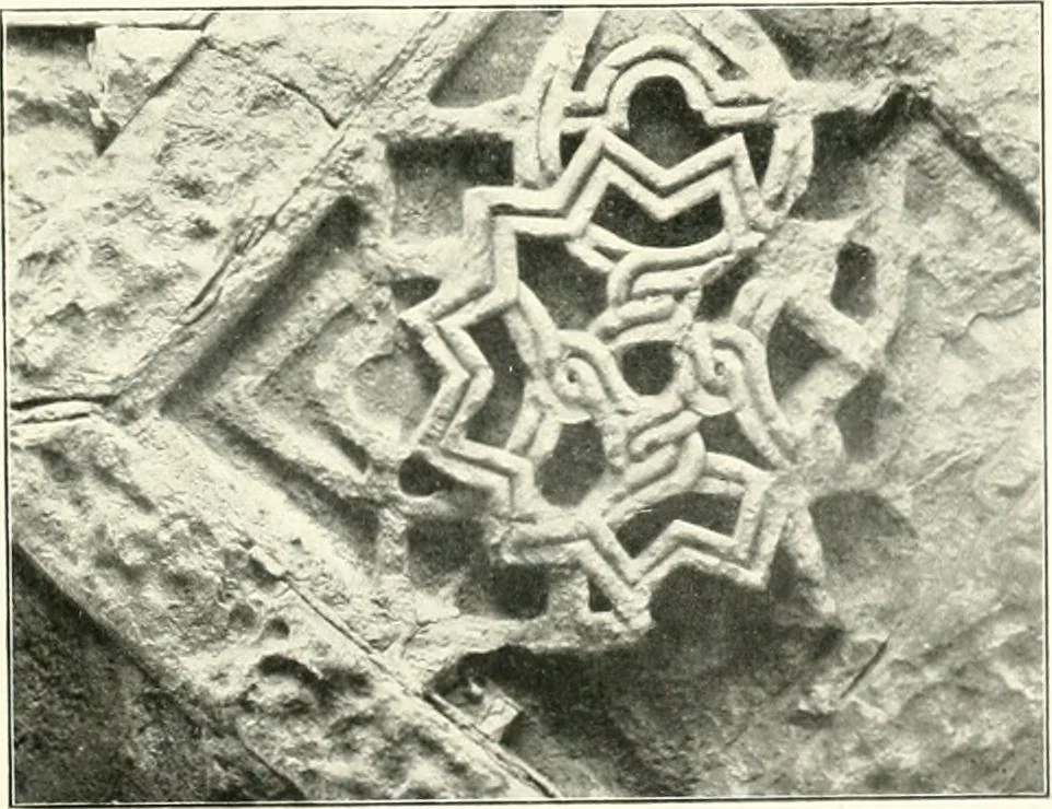 An illustration from Die Ornamente der Hakim- und Ashar-Moschee; Materialien zur Geschichte der älteren Kunst des Islam, 1912, leaf 116