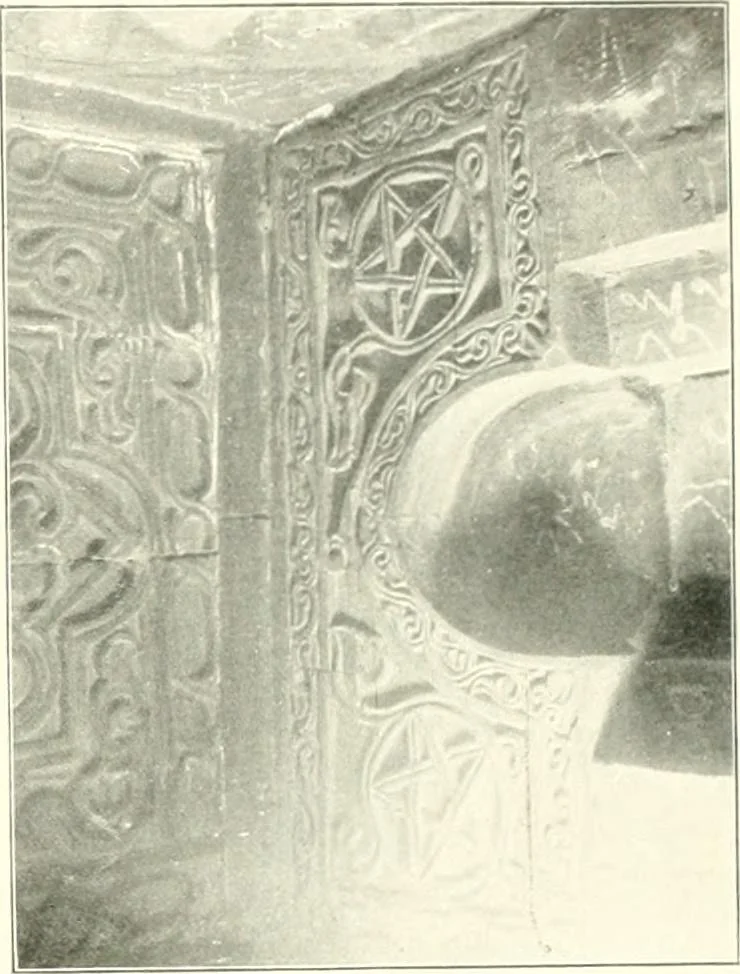 An illustration from Die Ornamente der Hakim- und Ashar-Moschee; Materialien zur Geschichte der älteren Kunst des Islam, 1912, leaf 122