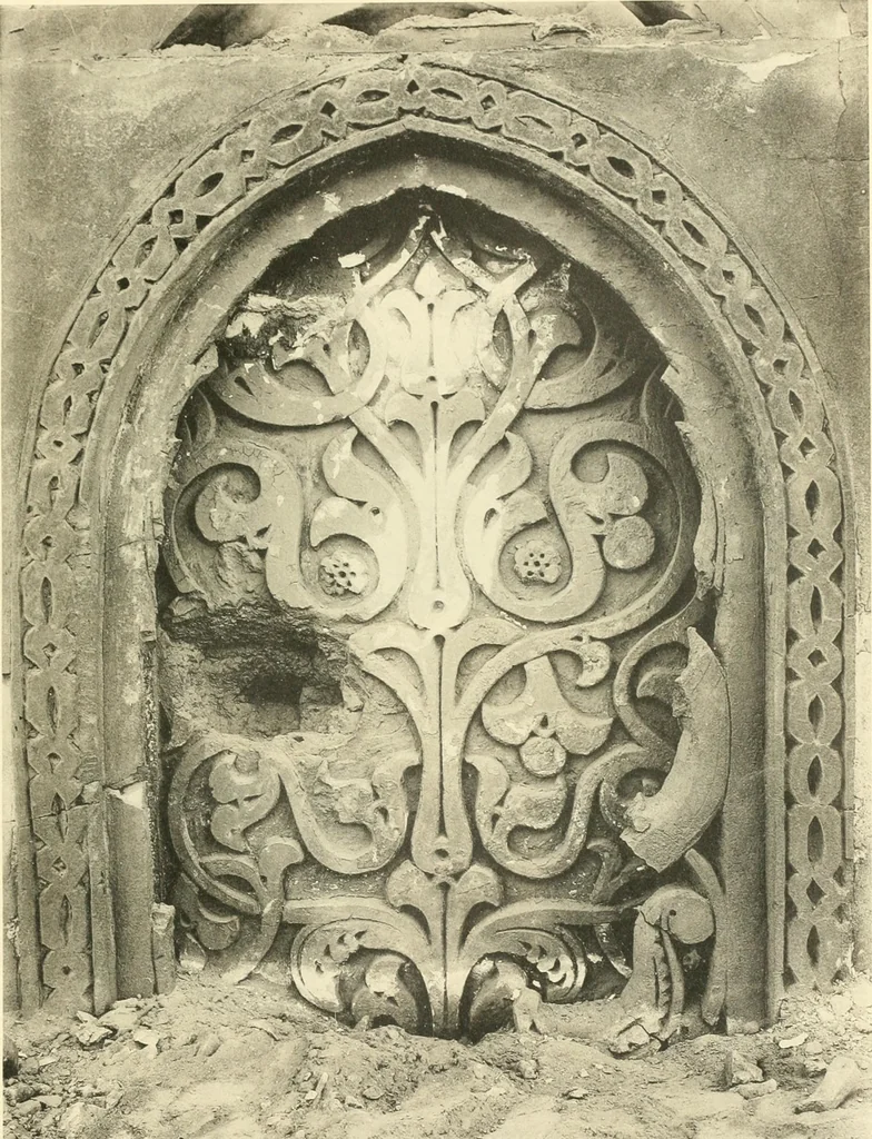 An illustration from Die Ornamente der Hakim- und Ashar-Moschee; Materialien zur Geschichte der älteren Kunst des Islam, 1912, leaf 68