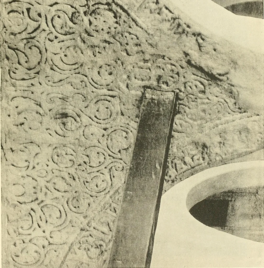 An illustration from Die Ornamente der Hakim- und Ashar-Moschee; Materialien zur Geschichte der älteren Kunst des Islam, 1912, leaf 72