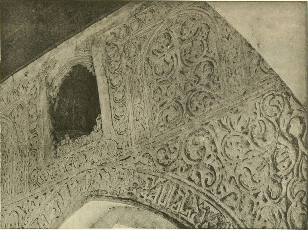 An illustration from Die Ornamente der Hakim- und Ashar-Moschee; Materialien zur Geschichte der älteren Kunst des Islam, 1912, leaf 76