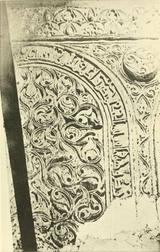 An illustration from Die Ornamente der Hakim- und Ashar-Moschee; Materialien zur Geschichte der älteren Kunst des Islam, 1912, leaf 80