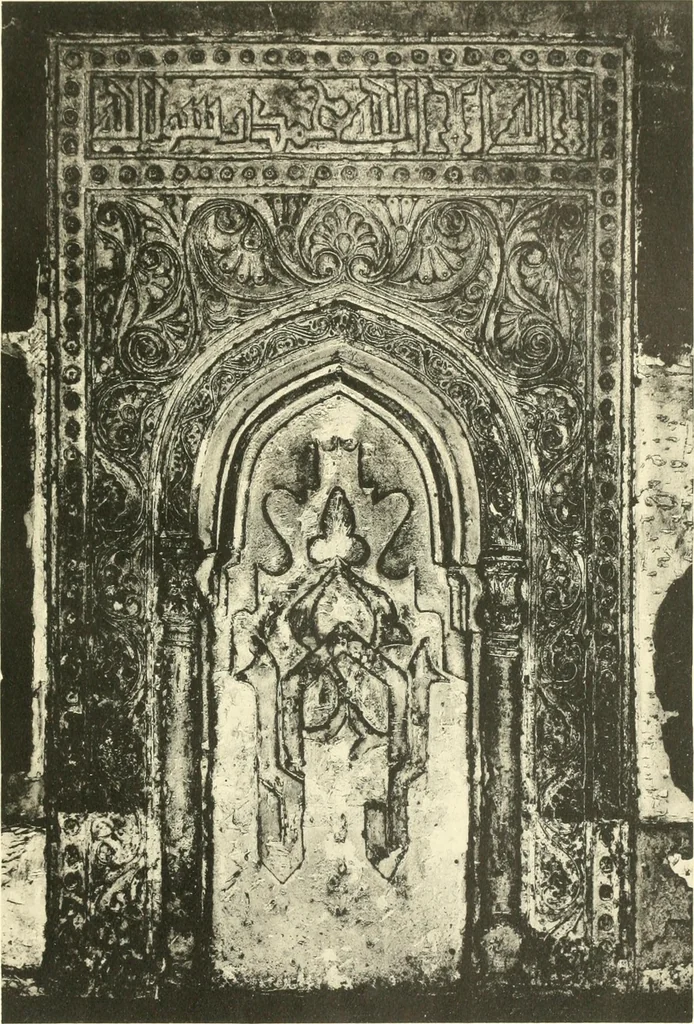 An illustration from Die Ornamente der Hakim- und Ashar-Moschee; Materialien zur Geschichte der älteren Kunst des Islam, 1912, leaf 84