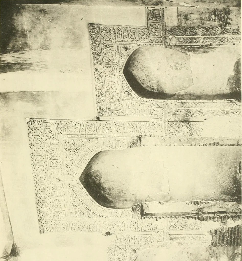 An illustration from Die Ornamente der Hakim- und Ashar-Moschee; Materialien zur Geschichte der älteren Kunst des Islam, 1912, leaf 90
