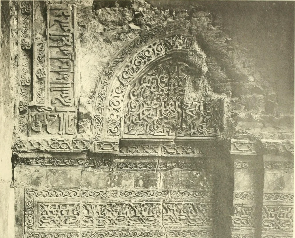 An illustration from Die Ornamente der Hakim- und Ashar-Moschee; Materialien zur Geschichte der älteren Kunst des Islam, 1912, leaf 92