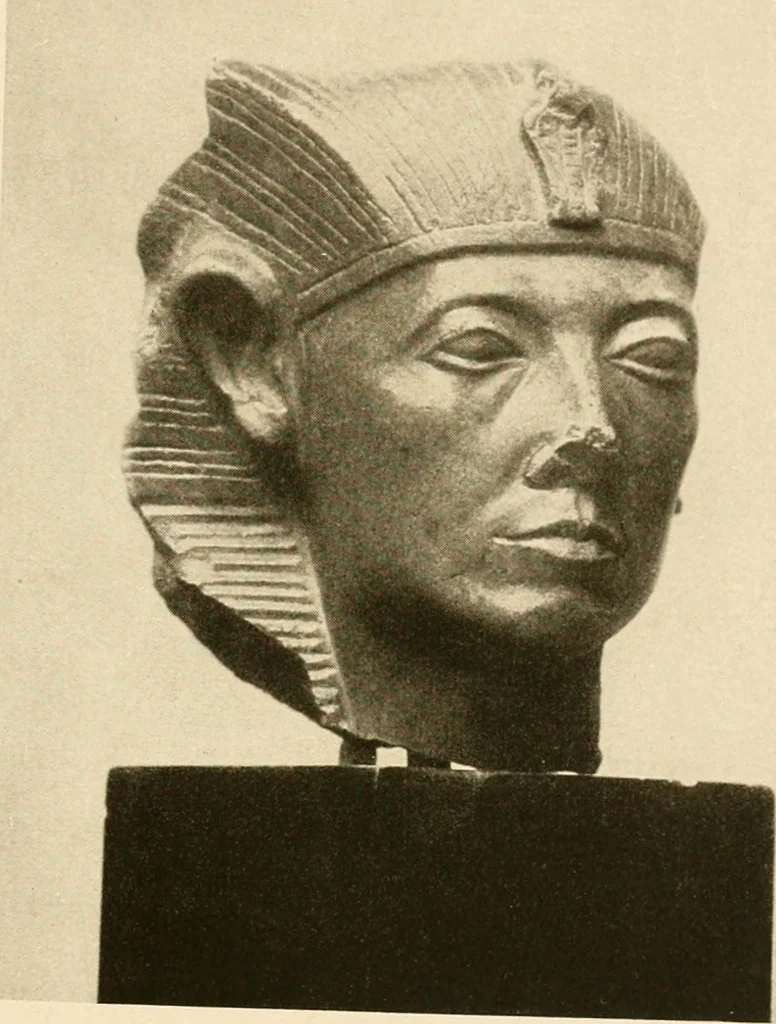 An illustration from Die Plastik der Ägypter, 1922, leaf 124