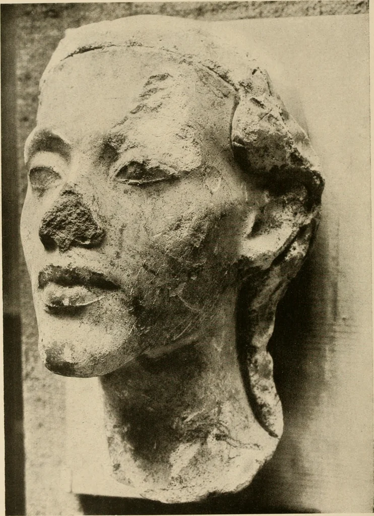 An illustration from Die Plastik der Ägypter, 1922, leaf 151
