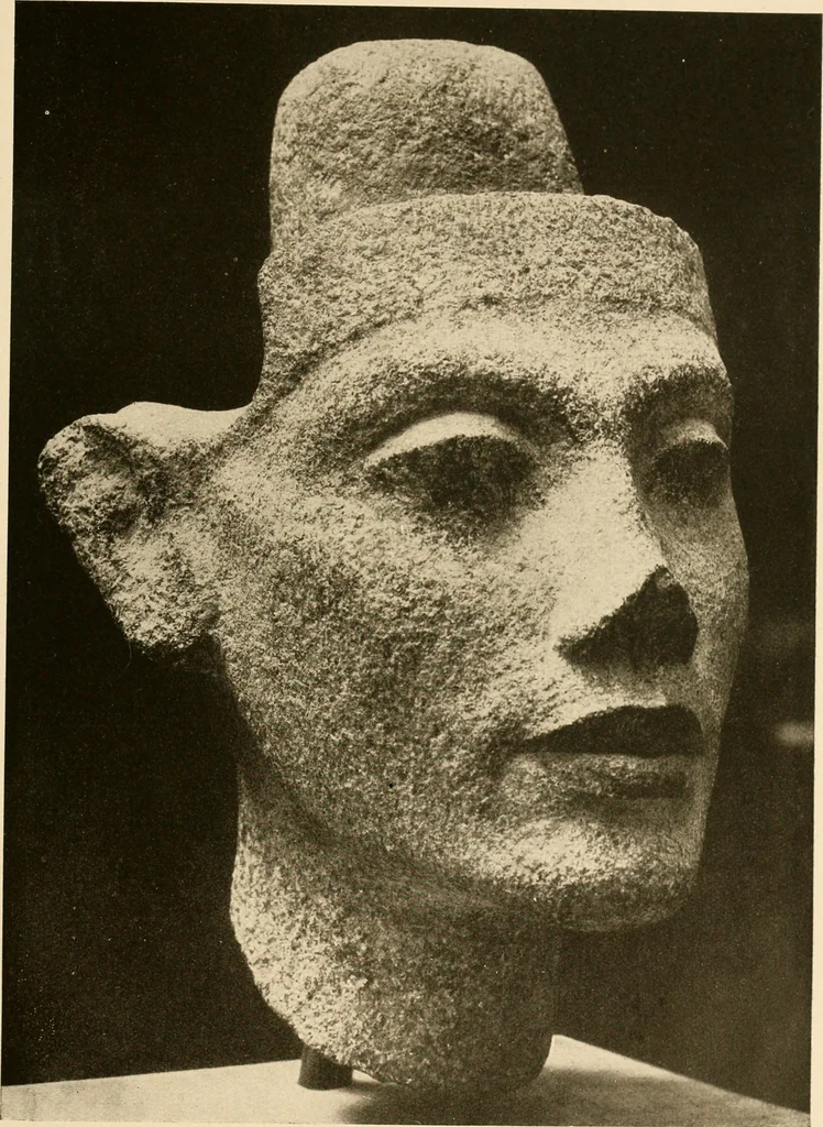 An illustration from Die Plastik der Ägypter, 1922, leaf 156