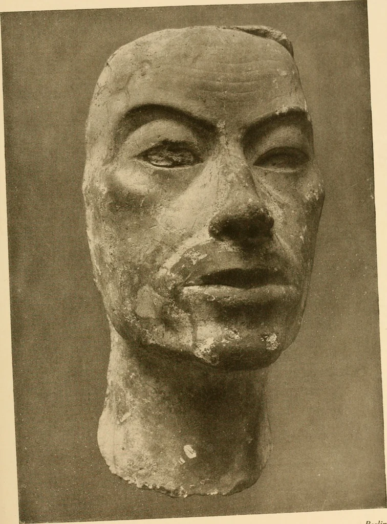 An illustration from Die Plastik der Ägypter, 1922, leaf 162