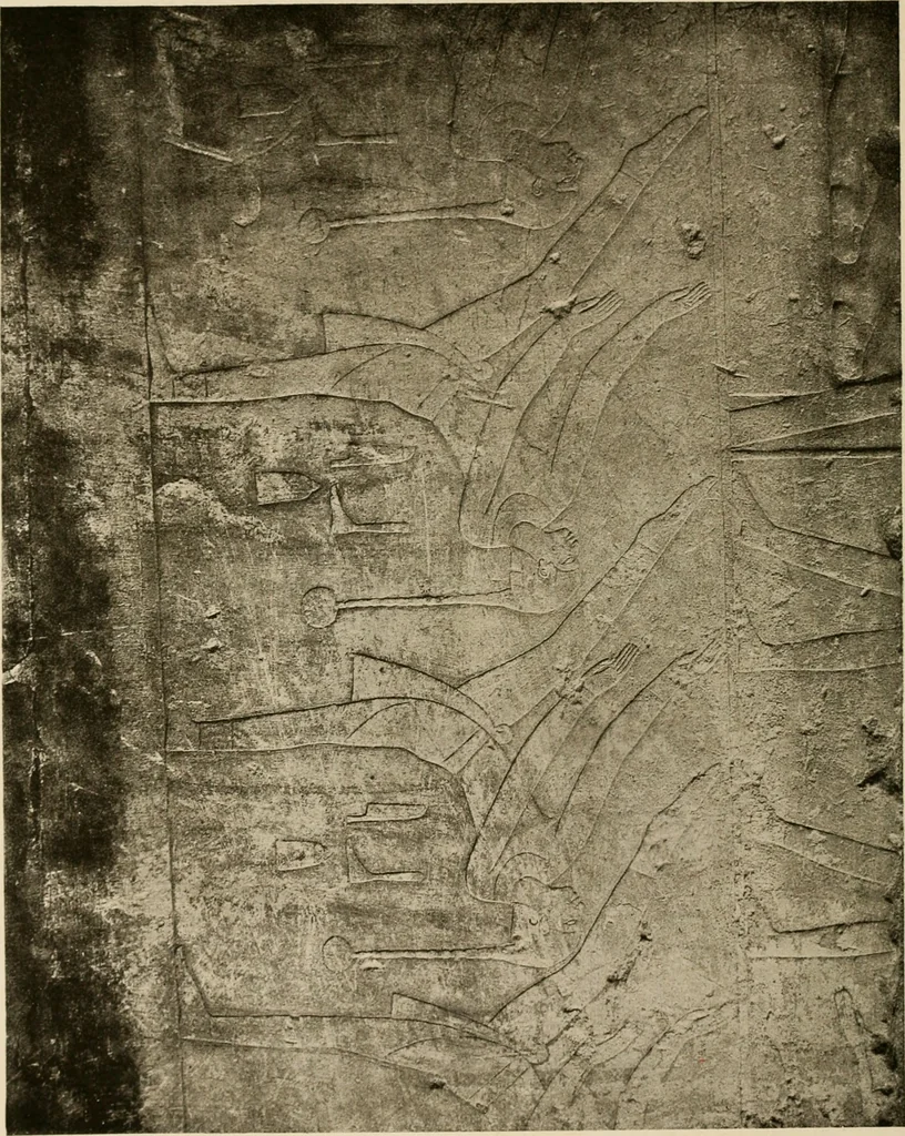 An illustration from Die Plastik der Ägypter, 1922, leaf 213