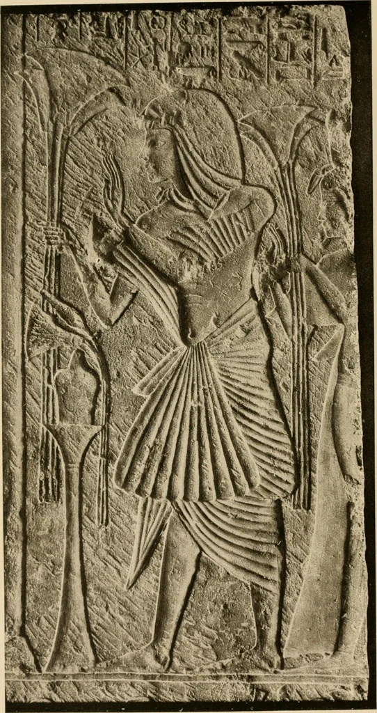 An illustration from Die Plastik der Ägypter, 1922, leaf 221