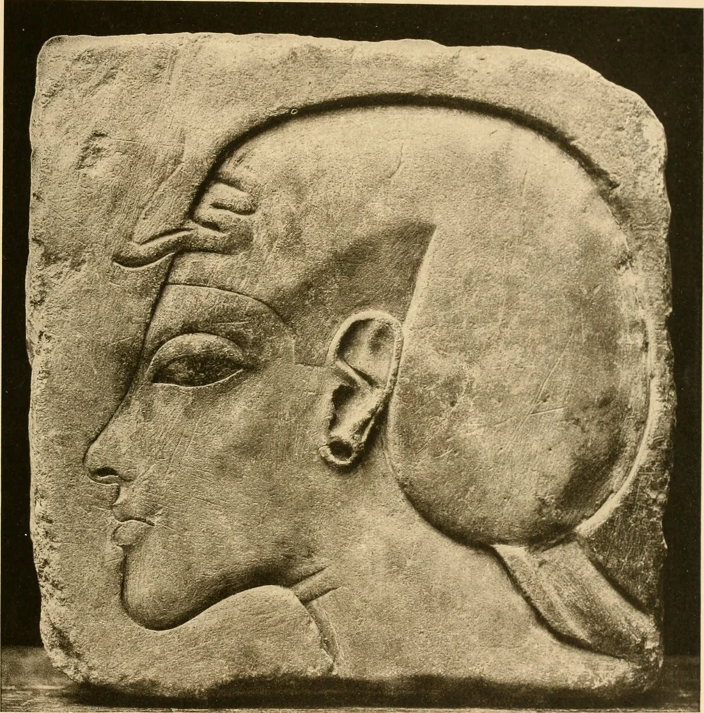 An illustration from Die Plastik der Ägypter, 1922, leaf 222